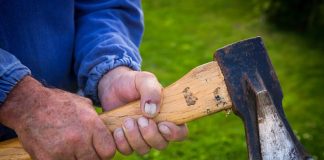 Сјекиром уништио апарат за игре на срећу