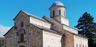 Високи Дечани: Манастиру потребна заштита КФОР–а – ГЛАС РЕГИЈЕ.057