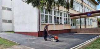 „Романијапутеви“ донирало уградњу асфалта на пјешачке прилазе школи – ГЛАС РЕГИЈЕ.057
