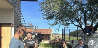 Градоначелник Ћосић посјетио шест породица и даривао 27 дјеце – ГЛАС РЕГИЈЕ.057