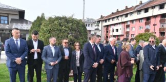 Је ли Цицко Бјелица данас положио вијенац Срђану Кнежевићу? – ГЛАС РЕГИЈЕ.057